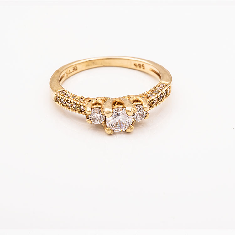 Beautiful K14 gold solitaire ring with side stones.