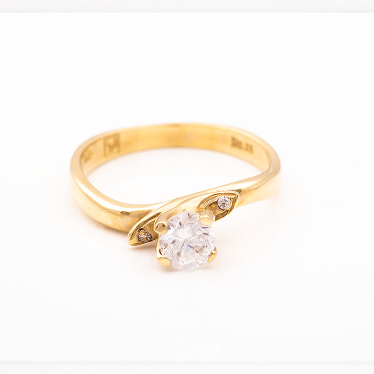 K14 gold solitaire ring with 2 side stones.