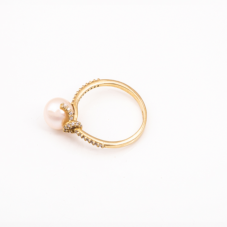 Χρυσό δαχτυλίδι Κ14 με μαργαριτάρι με πρωτότυπο σχέδιο.