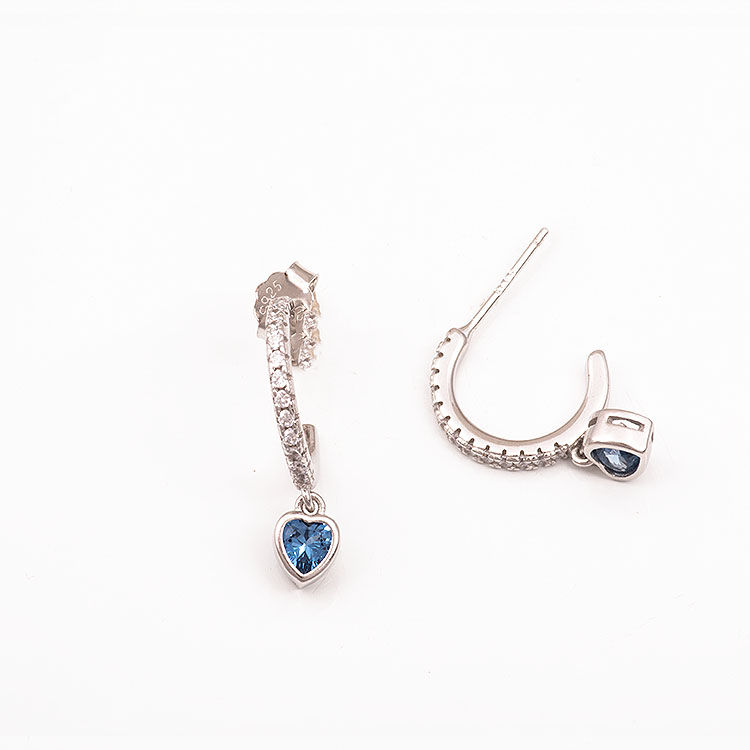 Ασημένια σκουλαρίκια, μικρά κρικάκια, με καρδούλα με γαλάζια πέτρα.