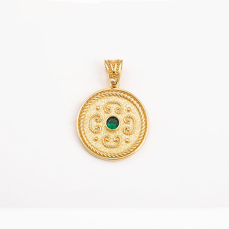 Χρυσό Κωνσταντινάτο Κ9 στρογγυλό με πράσινη πέτρα.