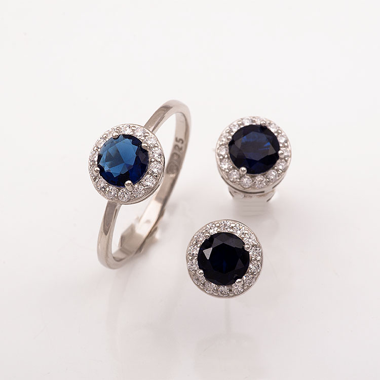 Σετ, ασημένιο δαχτυλίδι και σκουλαρίκια με στρογγυλή ροζέτα με μπλε πέτρα.