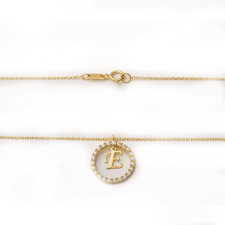 Χρυσό κολιέ Κ9 με λευκές πέτρες και το μονόγραμμα Ε. — φωτογραφία 4