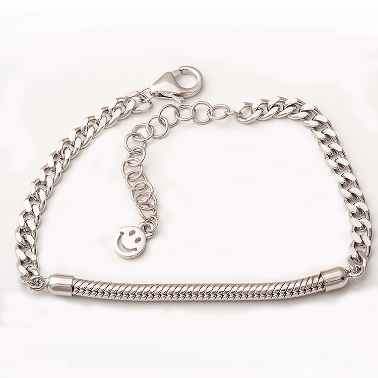 Ασημένιο βραχιόλι με κουρμέτ αλυσίδα. — φωτογραφία 1