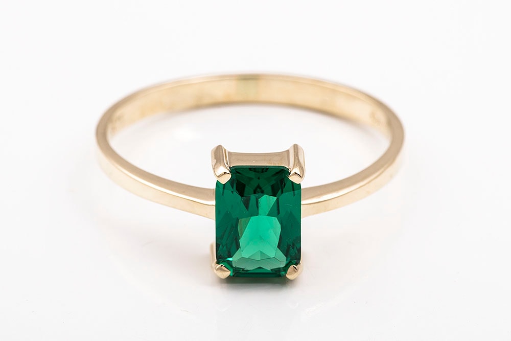 Μονόπετρο δαχτυλίδι χρυσό Κ9 με πράσινη πέτρα. — φωτογραφία 3