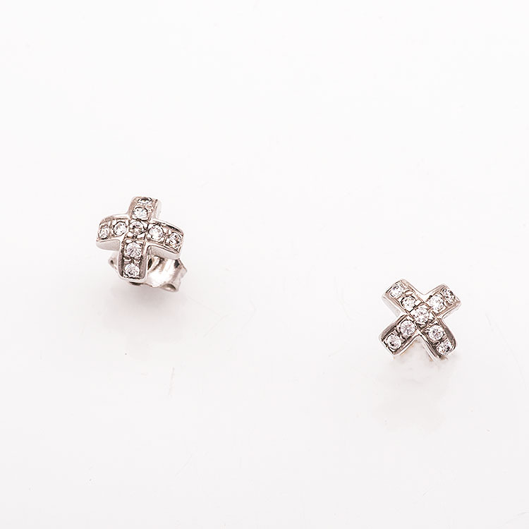 Λευκόχρυσα καρφωτά σκουλαρίκια Κ14 σε σχήμα σταυρού.