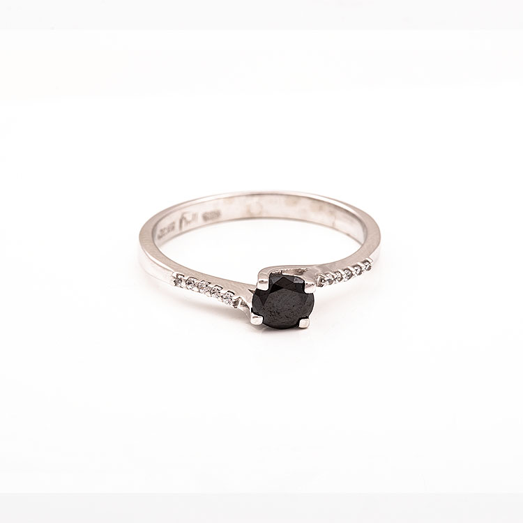 Μονόπετρο δαχτυλίδι λευκόχρυσο Κ14, με μαύρη πέτρα.