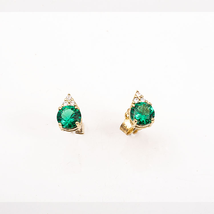 Καρφωτά σκουλαρίκια σε χρυσό Κ9 σε σχήμα δάκρυ με πράσινη στρογγυλή πέτρα.
