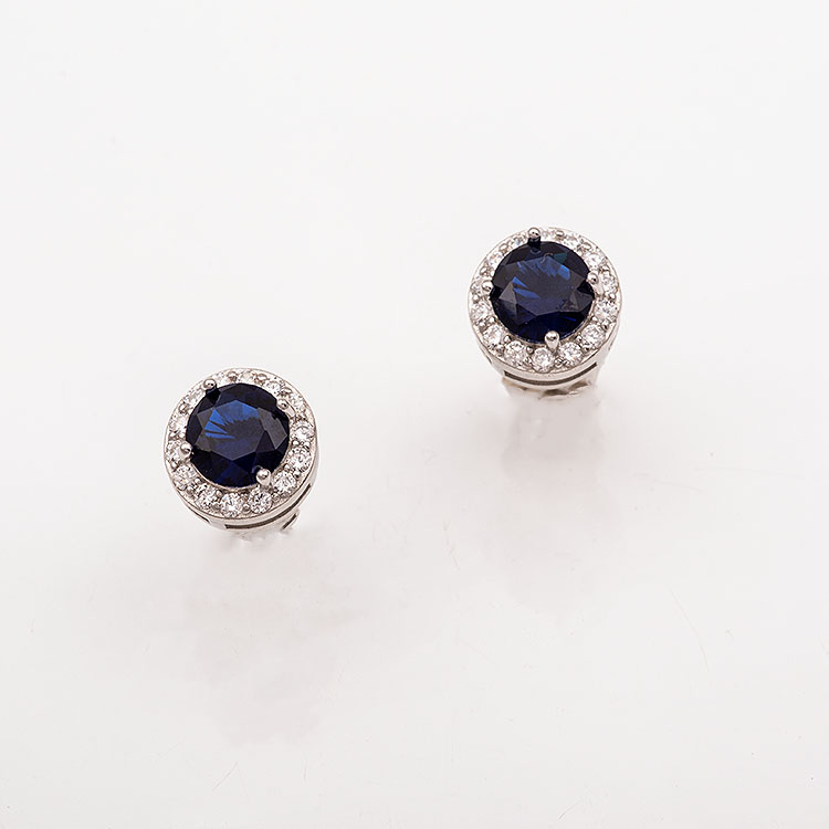 Σετ, ασημένιο δαχτυλίδι και σκουλαρίκια με στρογγυλή ροζέτα με μπλε πέτρα.