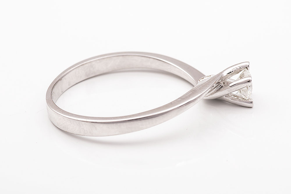 Μονόπετρο δαχτυλίδι λευκόχρυσο Κ18 με διαμάντι.