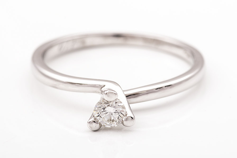 Μονόπετρο δαχτυλίδι λευκόχρυσο Κ18 με διαμάντι και δέσιμο με 3 δοντάκια.