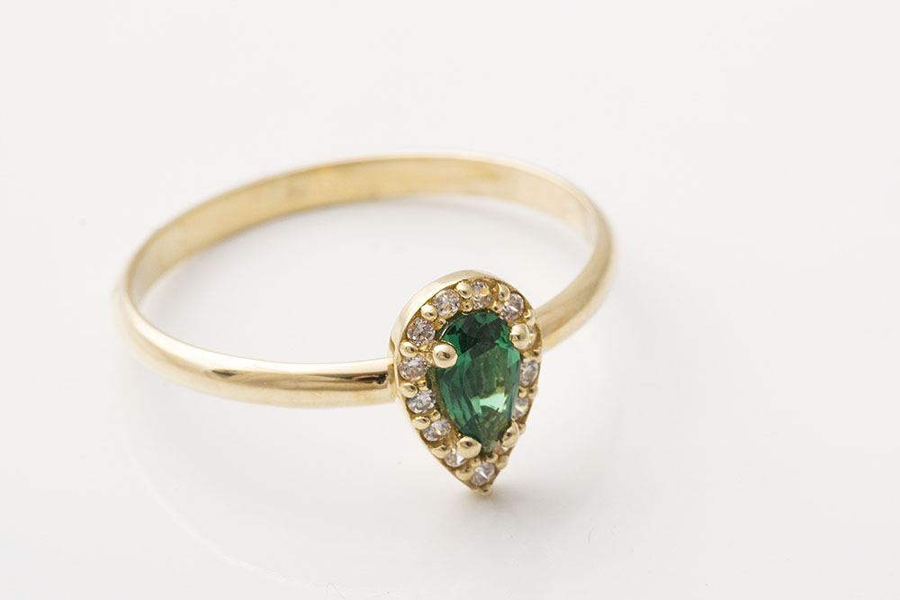 Χρυσό δαχτυλίδι Κ14, με πράσινη πέτρα δάκρυ.