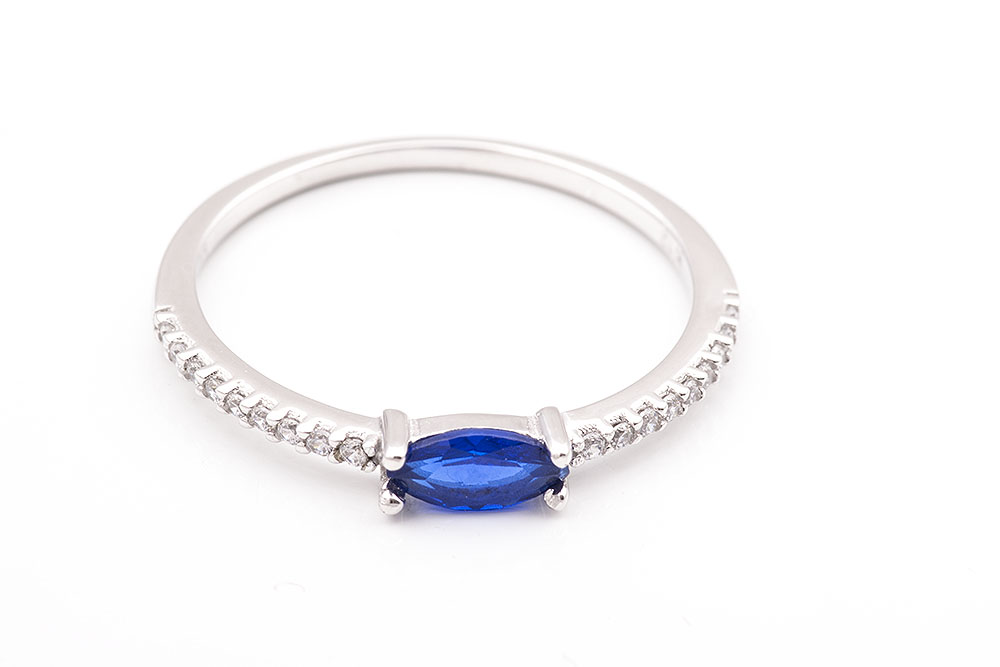 Λευκόχρυσο δαχτυλίδι Κ14, με μπλε πέτρα.