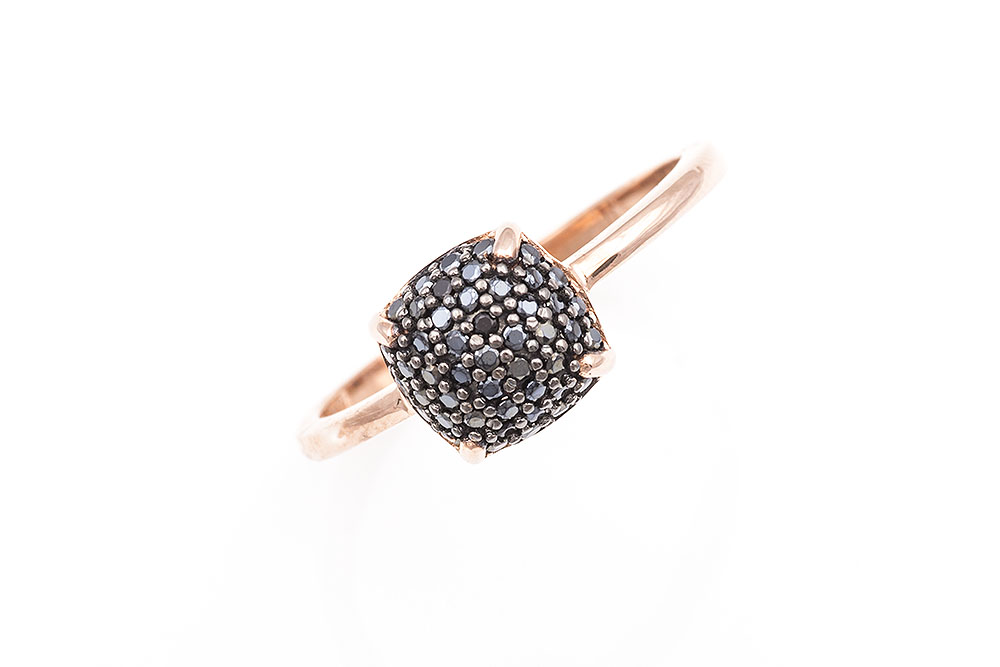Δαχτυλίδι σε ροζ χρυσό Κ14, με ψιλές μαύρες πέτρες.