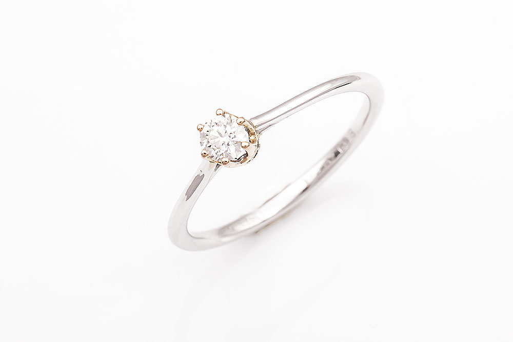 Δίχρωμο μονόπετρο δαχτυλίδι Κ18 με διαμάντι.