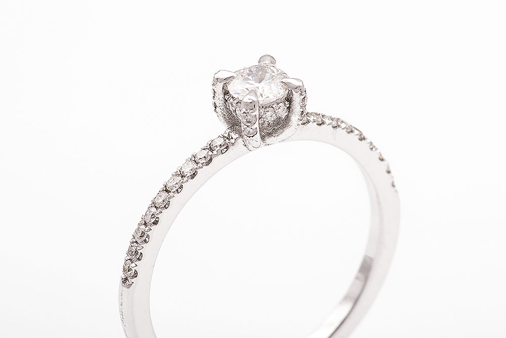 Μονόπετρο δαχτυλίδι λευκόχρυσο Κ18 με διαμάντια.