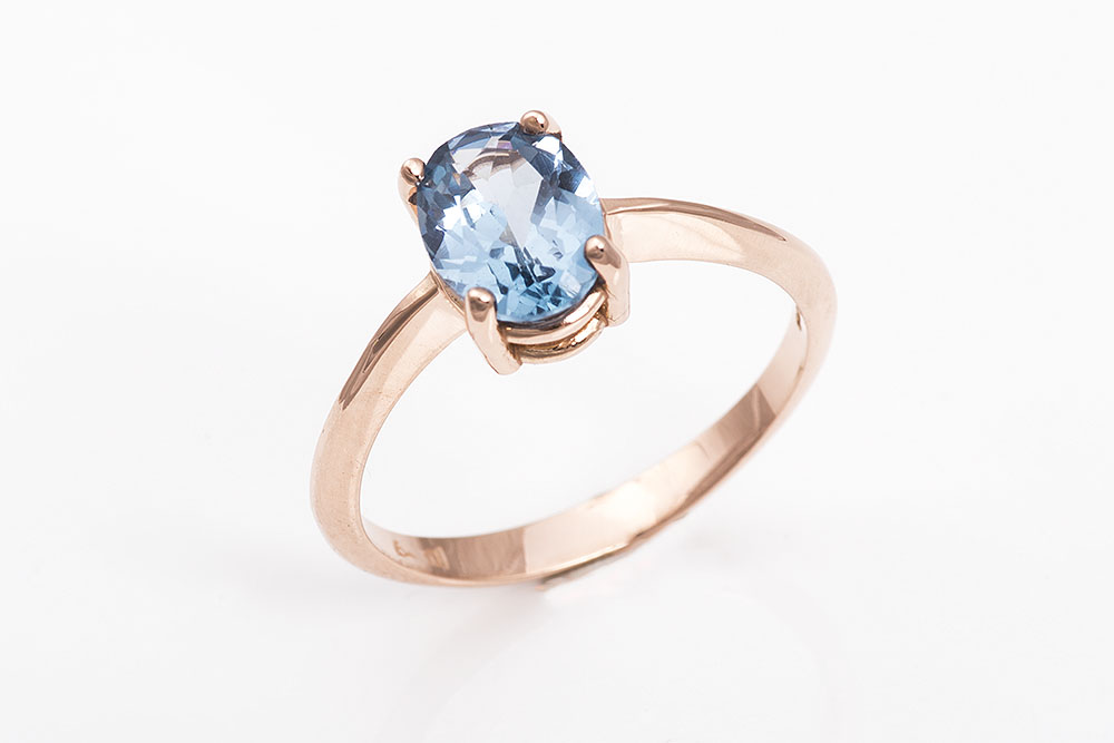 Μονόπετρο δαχτυλίδι σε ροζ χρυσό Κ14 με γαλάζια πέτρα.