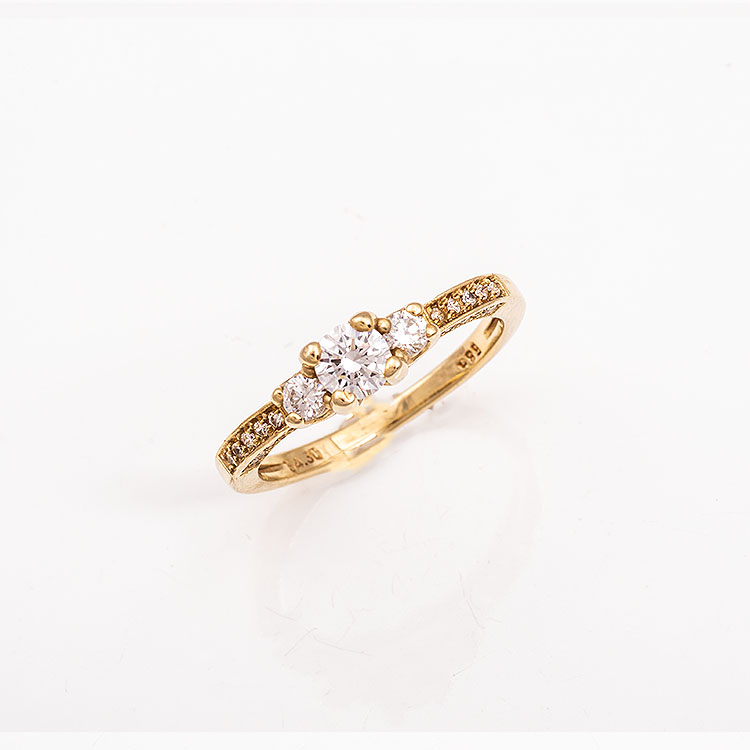 Πανέμορφο δαχτυλίδι χρυσό Κ14 μονόπετρο με πλαϊνές πέτρες.
