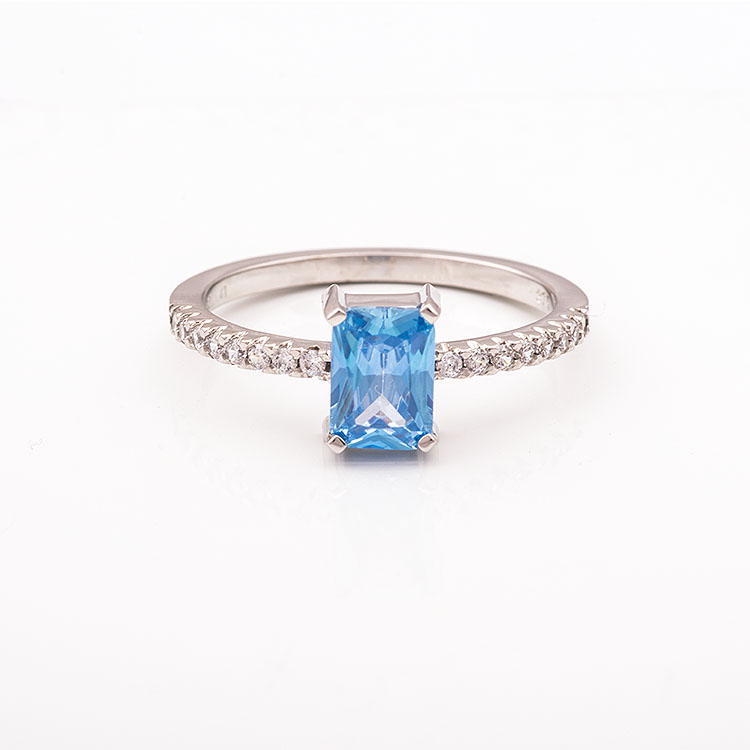 Λευκόχρυσο δαχτυλίδι Κ9 με γαλάζια πέτρα σε ορθογώνιο σχήμα.
