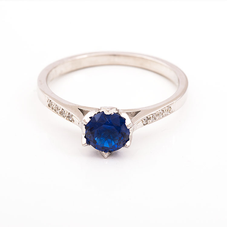 Μονόπετρο δαχτυλίδι λευκόχρυσο Κ9 με μπλε πέτρα.