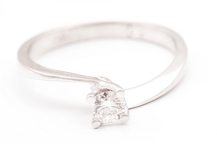 Μονόπετρο δαχτυλίδι λευκόχρυσο Κ18 με διαμάντι.