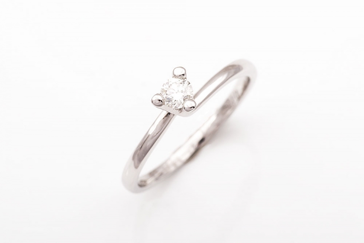 Μονόπετρο δαχτυλίδι λευκόχρυσο Κ18 με διαμάντι και δέσιμο με 3 δοντάκια.