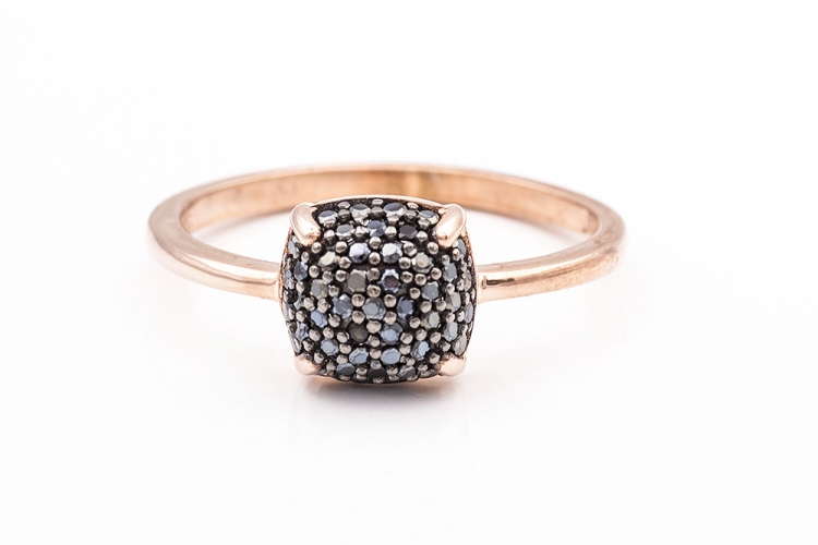 Δαχτυλίδι σε ροζ χρυσό Κ14, με ψιλές μαύρες πέτρες.