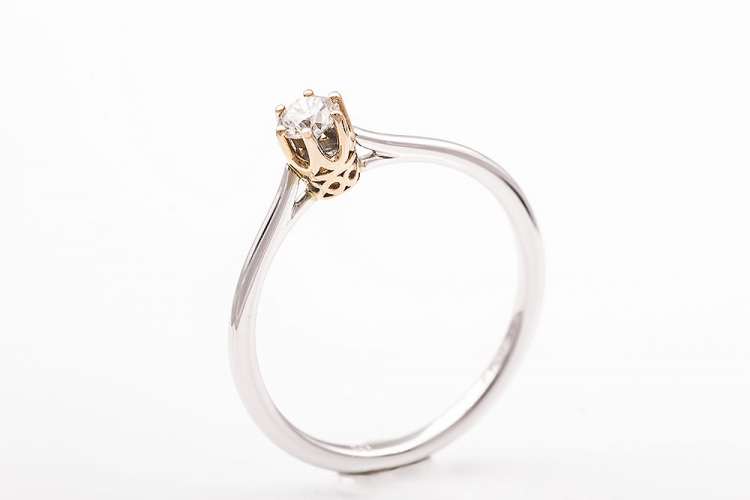 Δίχρωμο μονόπετρο δαχτυλίδι Κ18 με διαμάντι.