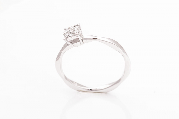 Μοναδικό μονόπετρο δαχτυλίδι λευκόχρυσο Κ18 με διαμάντια.