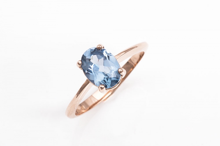 Μονόπετρο δαχτυλίδι σε ροζ χρυσό Κ14 με γαλάζια πέτρα.