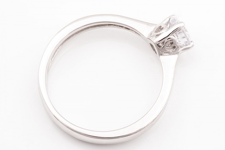 Μονόπετρο δαχτυλίδι λευκόχρυσο Κ14 με 4 δοντάκια και καρδούλες.
