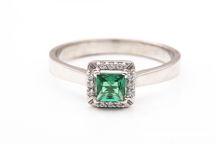 Λευκόχρυσο δαχτυλίδι Κ9 ροζέτα με τετράγωνη πράσινη πέτρα.