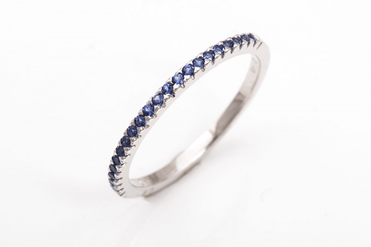 Λευκόχρυσο δαχτυλίδι Κ9, σειρέ με μπλε πέτρες.
