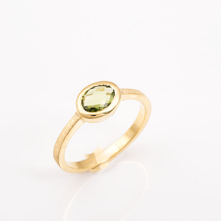 Χειροποίητο χρυσό δαχτυλίδι Κ14 με οβάλ πέτρα περίδοτο.