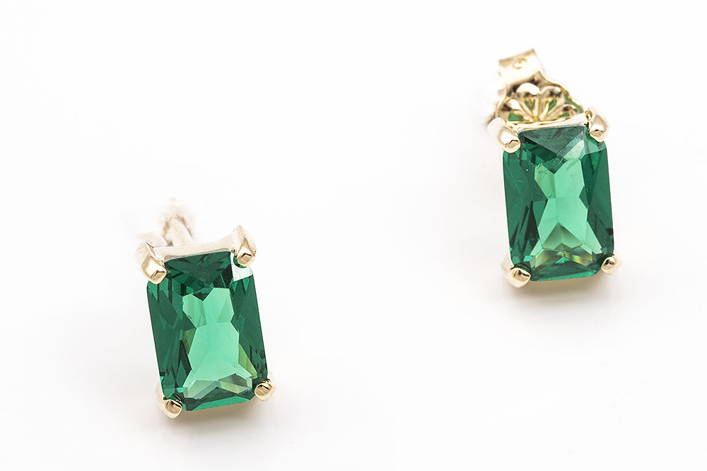 Χρυσά σκουλαρίκια Κ9 με ορθογώνια πράσινη πέτρα.