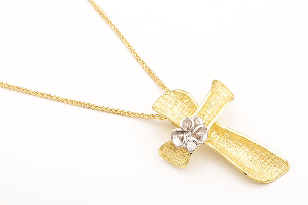Δίχρωμος χρυσός σταυρός Κ14 και αλυσίδα με λουλουδάκι.